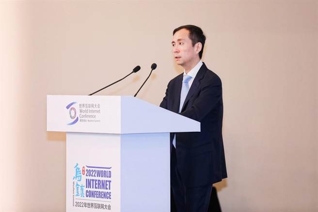 阿里巴巴集团董事局主席兼执行长张勇矢言将坚定加强核心技术投入，始终扎根实体经济。（人民网）