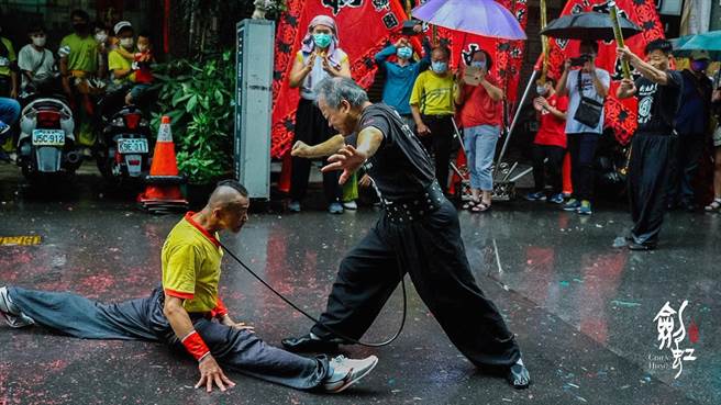 早年庙口卖药的厂商通常会江湖卖艺的团体到场，也成了早期民间的重要乐活动，照片是剑虹武馆的铁喉功特技表演。（文化局提供／李俊淇台南传真）