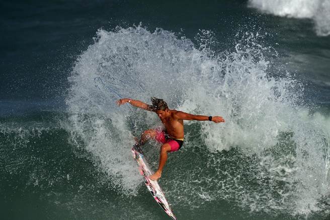 疫情逐渐解封，将在12日登场的台东国际衝浪赛，又可以见到外国好手战浪、秀美技。（庄哲权摄） 