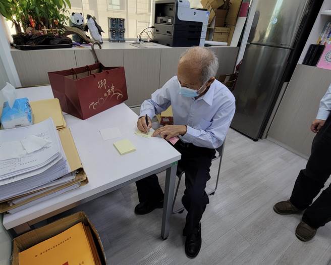 林耕仁聽聞高虹安住院的消息，今天下午也請林政則親赴立法院，高虹安辦公室致贈水果禮盒，表達慰問之意。（林耕仁競辦提供／陳育賢新竹傳真）