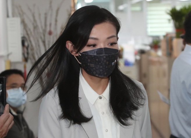 民眾党籍新竹市长候选人高虹安被爆出助理男友李忠庭任职公费助理期间，在永龄基金会兼职，年薪高达600万。（资料照，郑任南摄）