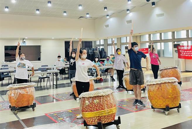 桃园市观音区公所与宋坤传艺合作开设民俗技艺课程，战鼓菁英班12名学员，年纪从12至65岁都有，近日通过醒狮战鼓丙级检定，经歷3年学习从素人升格种子教练。（宋坤传艺提供／蔡明亘桃园传真）