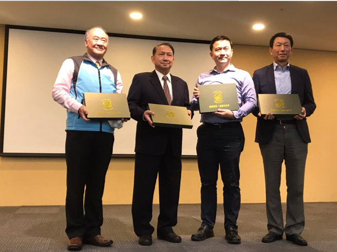 新书发表的活动中，难得有三位退役上将共同出席共襄盛举，左起：曾金陵上将、邓祖琳上将、作者黄竣民中校、前参谋总长李喜明上将。（图/曹仲寧摄）