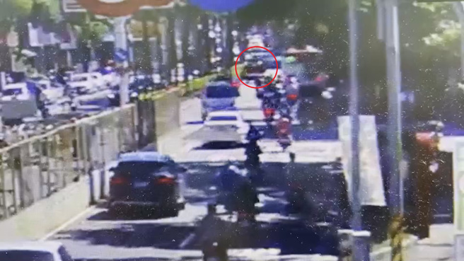 1名驾驶开车与62岁父亲骑车载9岁女儿发生车祸，父亲和女儿遭撞击后疑似撞上分隔岛，双双惨死。（翻社画面）