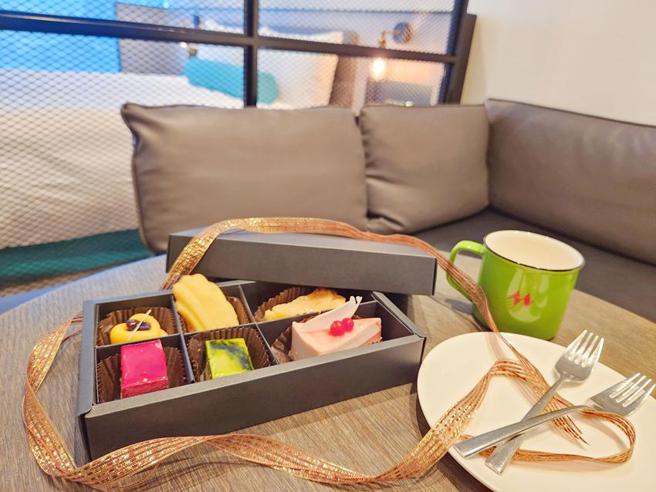 （台北凯达饭店「闪亮耶诞住房专案」，套房加赠缤纷甜点礼盒。图／台北凯达大饭店提供）