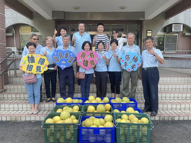 台南市天慧慈善堂日前拜访高雄荣家，致赠可口的有机白柚，向荣民致敬。（高雄荣家提供／林瑞益高雄传真）
