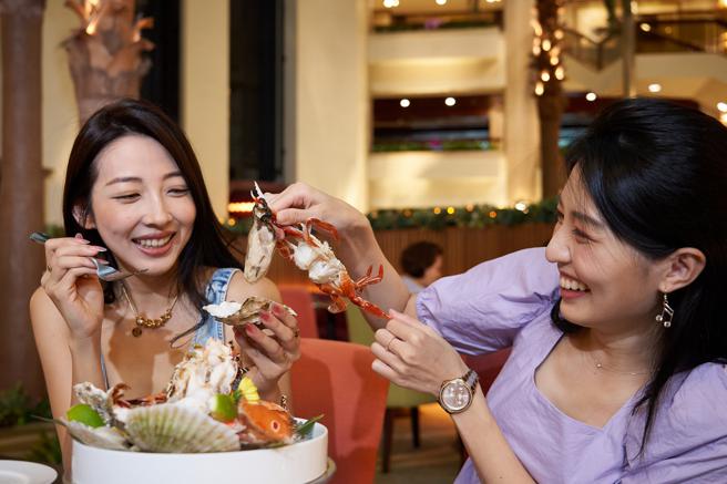 台北福华大饭店线上旅展餐券下杀55折起，住宿券24折起。（福华大饭店提供）