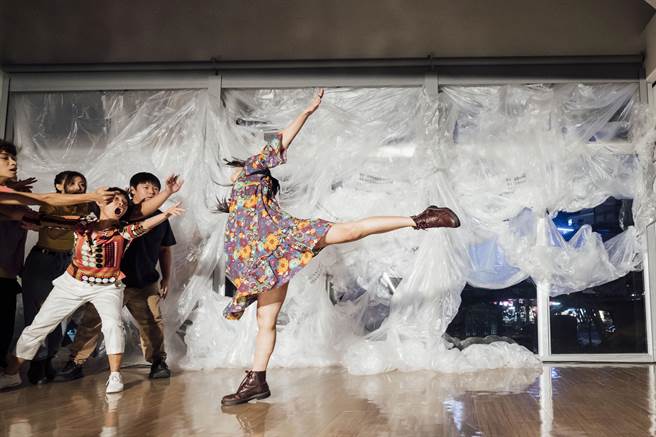 由剧场导演王珩和听障艺术家林靖岚、金曲入围声音设计卓士尧，以及九位听障表演者共同创作而成的作品《我们在安静中跳舞》，近期登场，作品透过手语和舞蹈，谈论社会共融。（大可创艺提供）