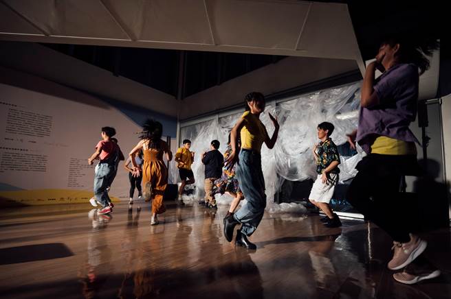 《我们在安静中跳舞》这次的创作过程中，表演者们使用自然手语、文字手语、口语族、读唇语沟通，这段一起沟通的过程，也成为演出的核心题材。（大可创艺提供）