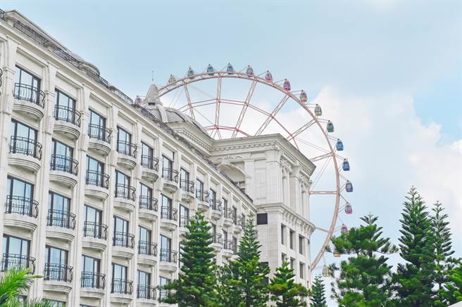 高雄義大皇家酒店推出限時5天快閃活動，4人入住指定房型含早餐，每人1111元起。(義大皇家酒店提供)