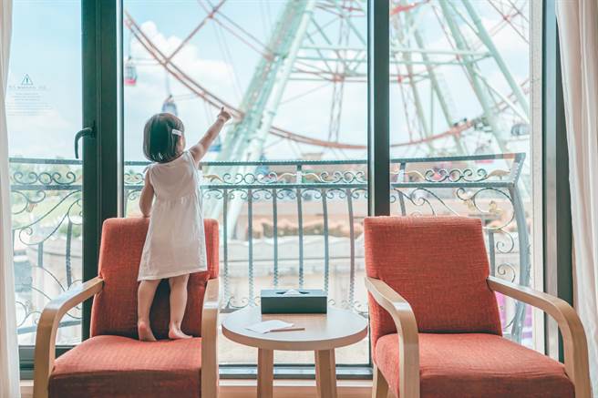 義大皇家酒店5天快閃活動，月底前入住升等住摩天輪景觀房、送摩天輪券。(義大皇家酒店提供)