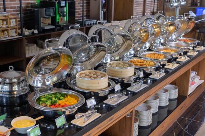 「震大金鬰金香酒店」試營運期間，平日自助早午餐每人優惠價450元加1成。 (震大金鬰金香酒店提供)