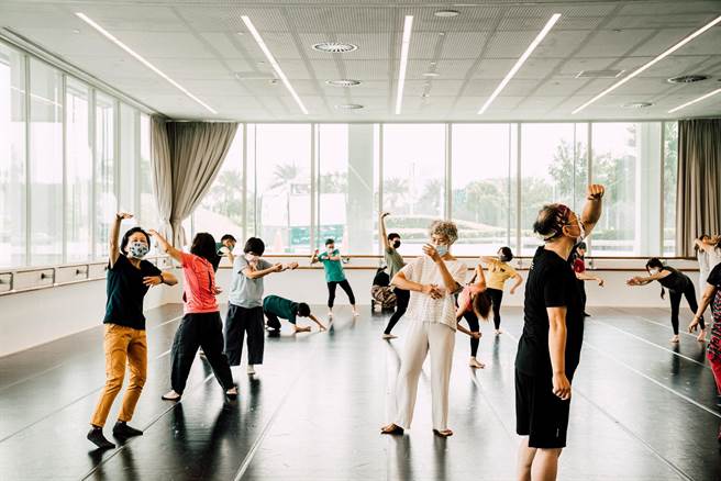 編舞家蘇威嘉的《自由步》系列作品，是來自他的10年編舞計畫，將舞蹈回歸純粹的身體為素材，加深探索線條、舞步、造型、律動與音樂及光線的關聯，追求舞蹈身體的細緻、極限，進而引領觀眾賦予表演者各種想像與情感連結。（林峻永攝，衛武營國家藝術文化中心提供）