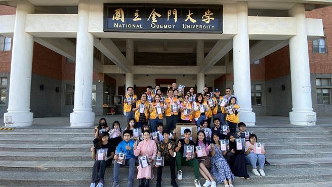 金门国际狮子会、木兰狮子会及金龙狮子会特别集资添购近百件发热衣，今(9)日下午亲送至金门大学，为外籍新生送衣添暖(于家麒摄)