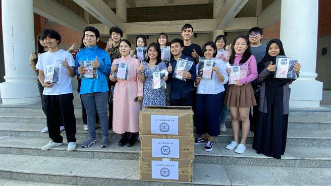 外生们感谢3狮子会与金门乡亲的爱，让她们备感窝心，及时收到这件冬衣更是彻底暖了她们的心(于家麒摄)