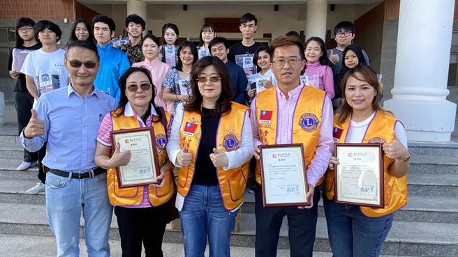 金大也颁发感谢状给3狮子会，感谢捐赠发热衣给外籍新生，让初来乍到的他们可以暖暖过冬(于家麒摄)