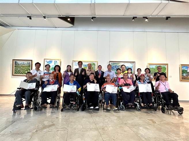 彰化县文化局办理「艺转人生、绘见未来」彰脊绘画班油画作品联展。（彰化县文化局提供／吴敏菁彰化传真）