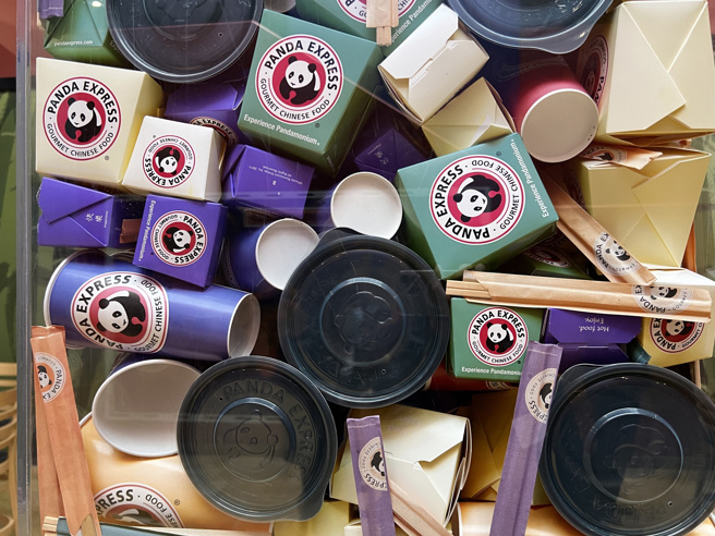 美国中式连锁餐厅熊猫快餐（Panda Express）总部内陈列歷年外带包装。（图／中央社）