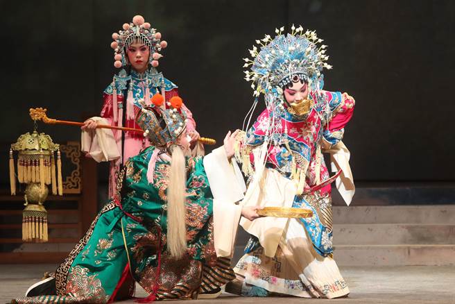 在京剧的「争宠醉酒」中饰演杨贵妃的孔玥慈因为唐明皇去见梅妃失约，而独自喝醉酒演出贵妃醉酒。（郑任南摄） 