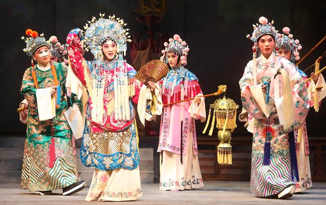 在京剧的「争宠醉酒」中饰演杨贵妃的孔玥慈因为唐明皇去见梅妃失约，而独自喝醉酒演出贵妃醉酒。（郑任南摄）  