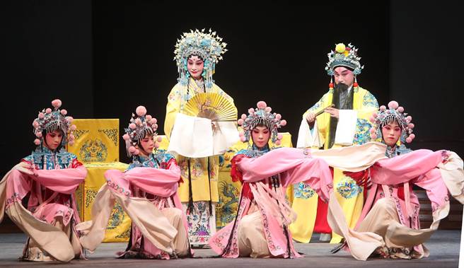 在崑剧的「小宴惊变」中饰演唐明皇的温宇航用尽方法终于灌醉饰演杨贵妃的陈雨萱。（郑任南摄） 