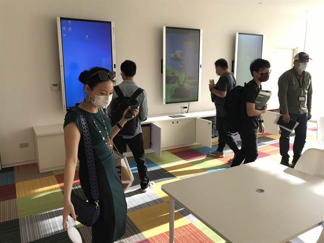 多媒体委员勘查。(馆方提供／蔡依珍桃园传真)