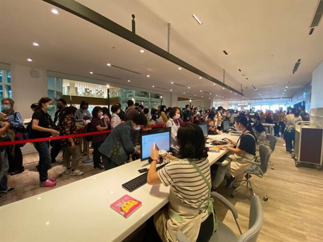 流通柜台借还书及动线测试。(馆方提供／蔡依珍桃园传真)