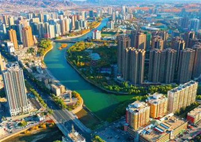 新疆库尔勒封控不断，传方舱隔离者送医不治官方全面调查防民怨。（观察者网）