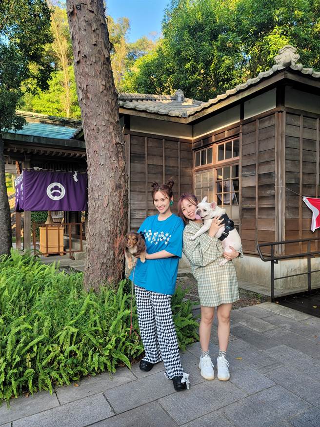 茵声带着萌宠「哎呦」到《萌宠明星粗乃玩》。（TVBS提供）