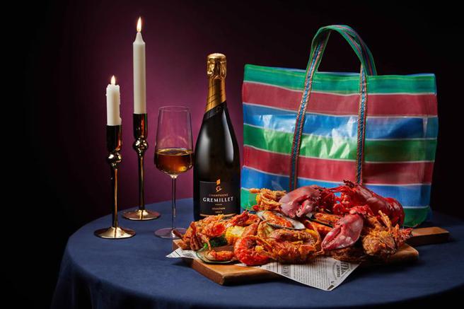 （台南安平雅乐轩酒店全日餐厅充能站推出「感谢Seafood派对外带餐」，2,999元龙虾海鲜与香槟一袋打进。图／台南安平雅乐轩酒店）