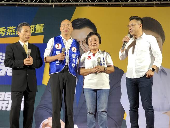 前高雄市长韩国瑜9日晚上特拔刀相助到丰原乐天宫，参加张瀞分的问政说明会，向乡亲推荐有经验又优秀的资深市议员。(陈世宗摄)