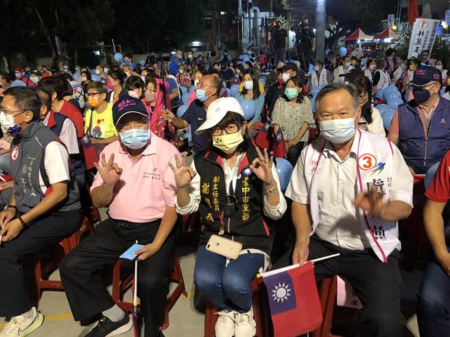 张瀞分感谢廖了以资政与他一路携手相伴，她和卢秀燕「33联手、丰原一定好」。(陈世宗摄)