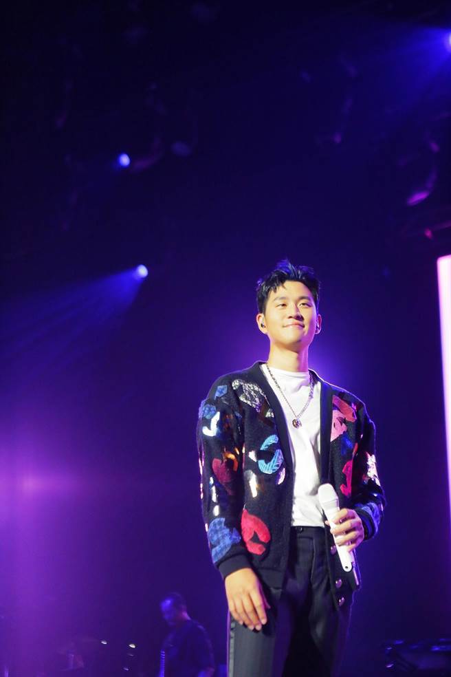 周兴哲日前在美国开唱，热情与当地粉丝互动。（星空飞腾提供）