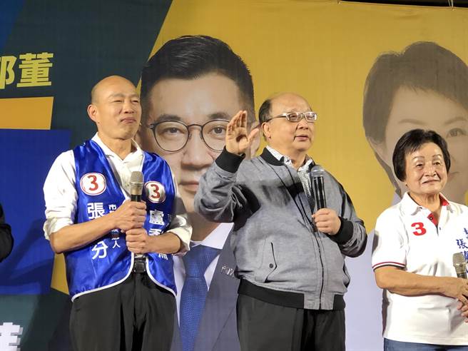 前高雄市長韓國瑜與前台中市長胡志強負腳傷來挺豐原「媽祖婆」！（陳世宗攝）