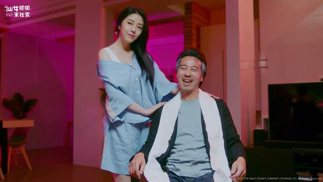 韩瑜主动请缨要求演出，小露香肩喂麵给尹昭德吃。（卫视中文台提供）