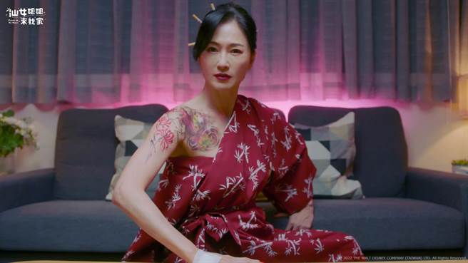 李之勤花两个小时装扮成《赌神》中半露性感美肩的骰后。（卫视中文台提供）