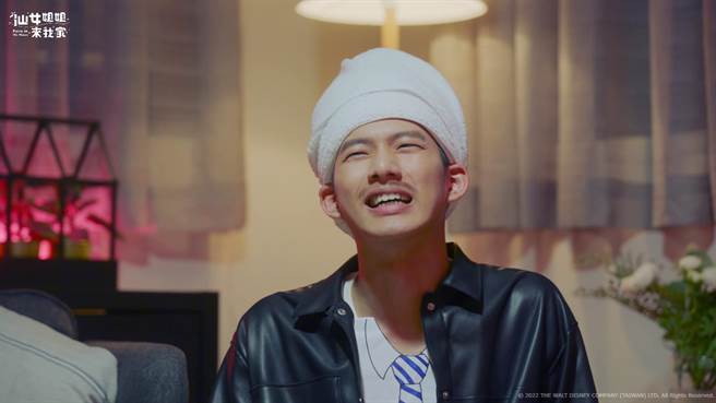 吴念轩化身「达叔」，喷饭造型笑果十足。（卫视中文台提供）