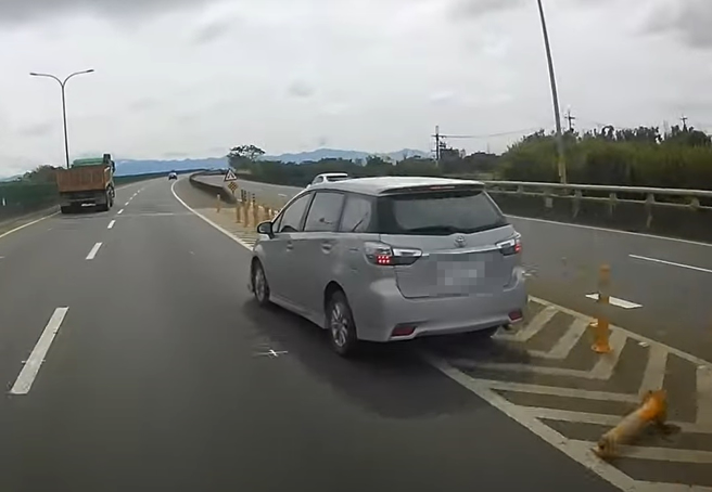 轎車高架上整路左右搖晃行駛，網友一見大罵到底在幹嘛。（翻攝自YouTube頻道「WoWtchout - 地圖型行車影像分享平台」）