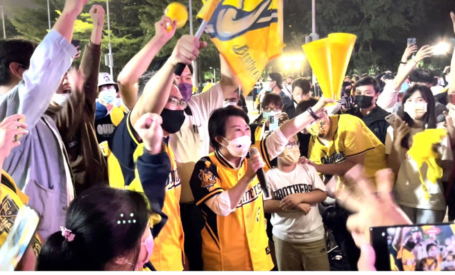 中信兄弟象今晚回到主场台中洲际棒球场封王，台中市长卢秀燕（中）在市府广场和上千名兄弟象球迷观看大萤幕转播的球赛，并一起抛黄色彩带庆祝二连霸封王。（蔡水星摄）