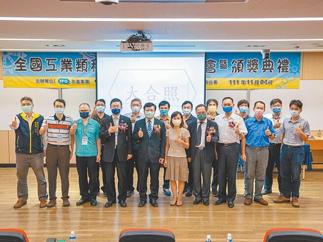 友嘉集团台中工具机事业群执行长林勤喻（前排左四）、虎尾科大校长张信良（前排左五）与云嘉南分署秘书曾秋瑾（前排右五），共同担任「全国工业类科实作竞赛」闭幕式嘉宾。图／业者提供