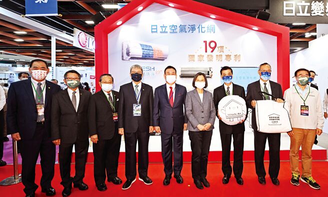 台北电器空调影音3C展圆满落幕，总统蔡英文（右四）亲临日立冷气展区，与日立冷气总经理罗淮正（右三）与中华民国电器商业公会全国联合会理事长廖全平（右五）合影。图／日立冷气提供