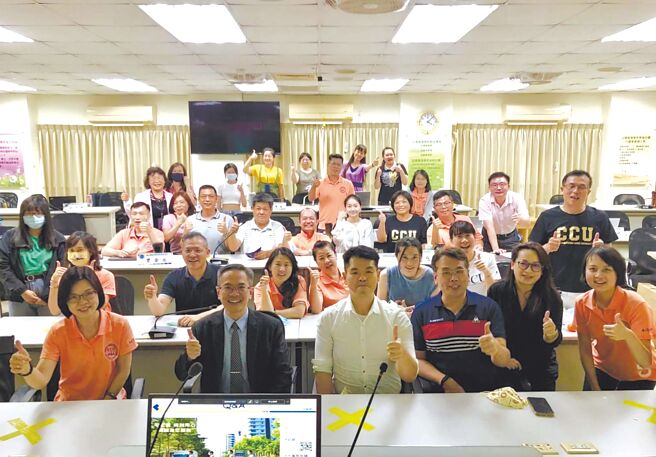 國立中正大學管院企管系碩士在職專班舉辦一連四場「2022超級CEO創新趨勢論壇」；圖為鄭祥麟執行長（前排左三）。圖／業者提供