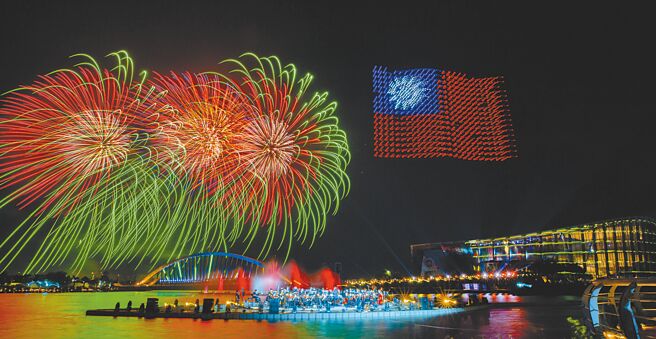 國民黨立委魯明哲爆料，今年嘉義國慶煙火上排出國旗圖案（見圖）的無人機團隊，使用的是大陸深圳公司所製的無人機及軟體。（總統府提供）
