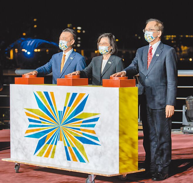 國民黨立委魯明哲爆料，今年嘉義國慶煙火上排出國旗圖案的無人機團隊，使用的是大陸深圳公司所製的無人機及軟體，當晚蔡英文總統還到場觀賞展演（見圖中）。（總統府提供）