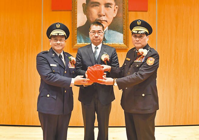 中央警察大学校长2021年交接，卸任校长黎文明（左）将印信交给陈檡文（右），内政部长徐国勇监交。（警大提供）