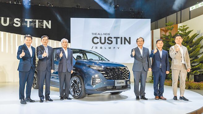 三阳工业暨南阳实业董事长吴清源（左三）、南阳实业总经理徐伯达（左二）宣布国产中大型多功能休旅车HYUNDAI CUSTIN正式上市。（南阳提供）
