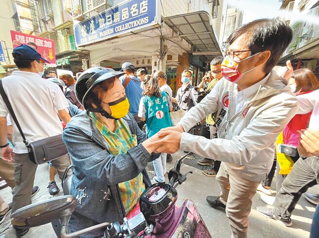 高雄市长陈其迈（右）8日到对手柯志恩10月初也曾走过的三和市场拜票，两人被解读为「英雄所见略同」。（柯宗纬摄）