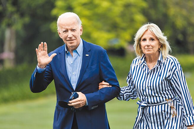 若共和党成功夺下眾议院，将对拜登政府发起全面调查。图为美国总统拜登（左）和第一夫人吉儿。（新华社）