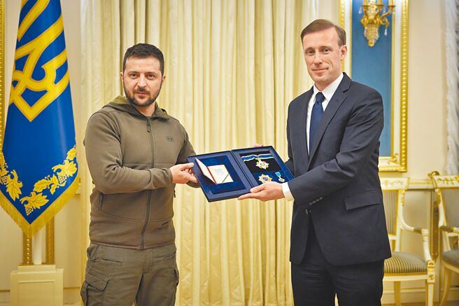 白宫指出，期中选举后，美国对乌克兰的支持仍将坚定不移、不会动摇。图为美国白宫国家安全顾问苏利文（右）与乌克兰总统泽伦基斯（左）4日在基辅会谈。（摘自乌克兰总统府官网）