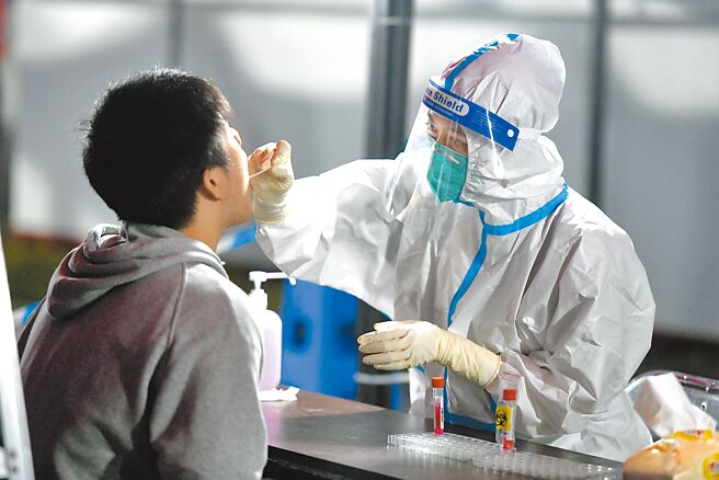 中國「動態清零」何時結束，據《華爾街日報》最新披露，在實行近3年的嚴格防疫限制措施之後，大陸正考慮逐步退出動態清零、轉向重新開放。圖為福建醫科大學附屬協和醫院醫護人員給民眾做核酸採樣。（中新社）